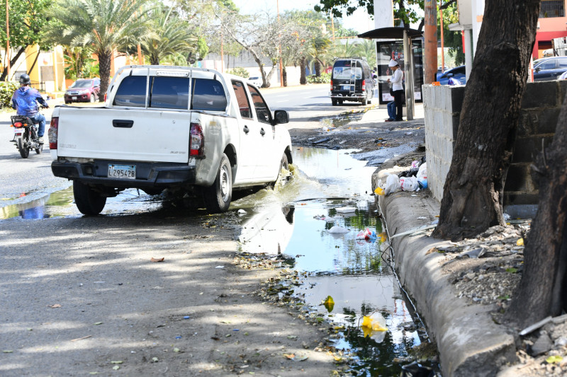 Un hoyo profundo con agua contaminada afecta a varias vias de la  Avenida Quinto Centenario, en el Distrito Nacional.