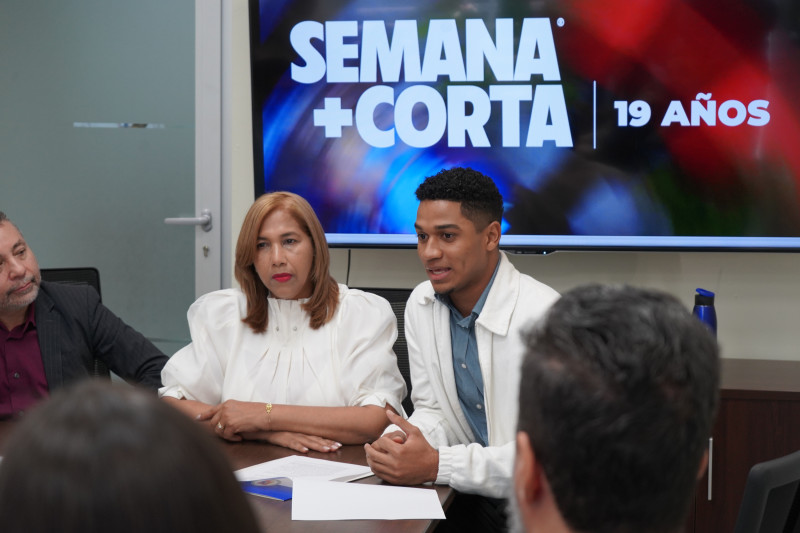 La directora de la Escuela de Comunicación, doctora Ana Bélgica junto a un joven perteneciente al comité de estudiantes de Comunicación Social.