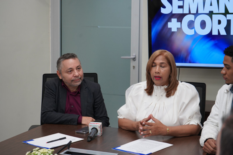 Félix Manuel Lora Robles, Coordinador de la carrera de Comunicación Audiovisual en la PUCMM y crítico de cine, junto a Ana Bélgica, directora de la Escuela de Comunicación.