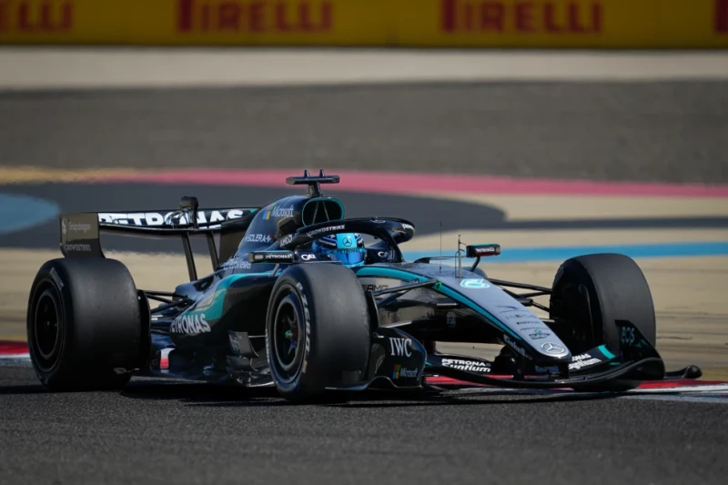 George Russell al volante de su Mercedes durante el tercer día de las pruebas de pretemporada de la Fórmula 1 en Sakhir, Bahréin, el 13 de febrero de 2026.