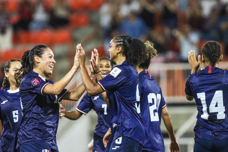 Varias integrantes de la selección dominicana se felicitan tras anotar uno de los seis goles que hicieron contra Bélice.