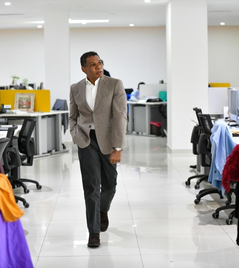 Raymond Pozo, con estilo, caminando por la redacción de Listín Diario.