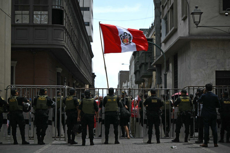 Policías peruanas montan bandera.