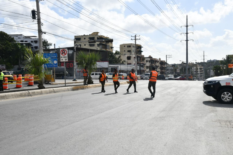 Foto: 2 de marzo 2026. Cierre parcial de carriles en la intersección de las avenidas Jacobo Majluta y República de Colombia.