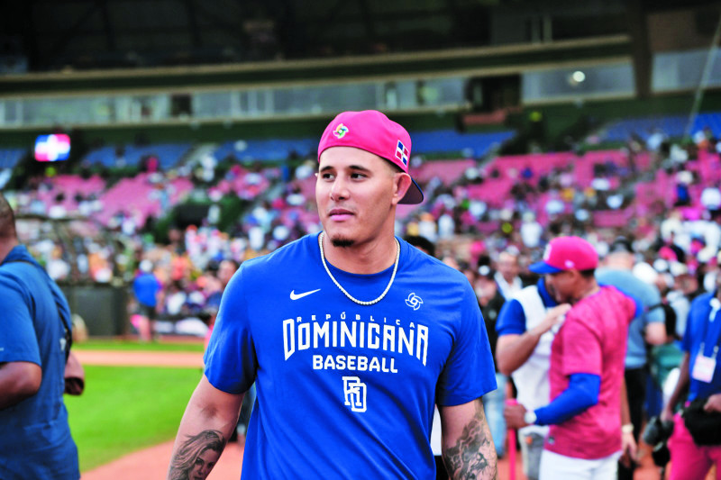 Manny Machado está por primera vez en el estadio Quisqueya accionando en el terreno