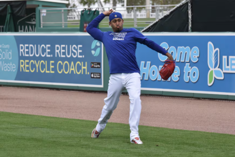 El cerrador boricua Edwin "Sugar" Díaz suelta el brazo durante la práctica de Puerto Rico de este lunes en Fort Myers.