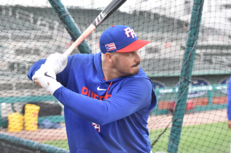 Nolan Arenado toma una práctica de bateo en Fort Myers. Jugará su primer Clásico con Puerto Rico, luego de haber visto acción con el uniforme de Estados Unidos.