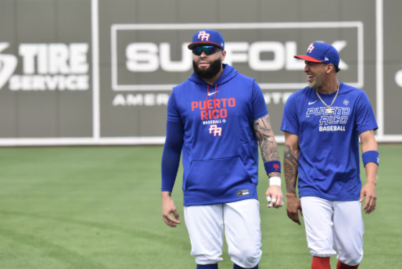 Los veteranos Emmanuel "Pulpo" Rivera y Eddie Rosario comparten durante la práctica de Puerto Rico.
