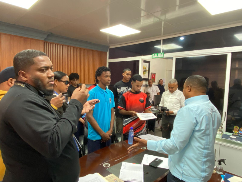 Reunión de federación estudiantil y junto a estudiantes del centro educativo Manuel María Castillo, acudieron este lunes a la sede Regional Norte del Ministerio de Educación para solicitar el traslado inmediato del director del plantel, a quien acusan de presunto incumplimiento de sus funciones.