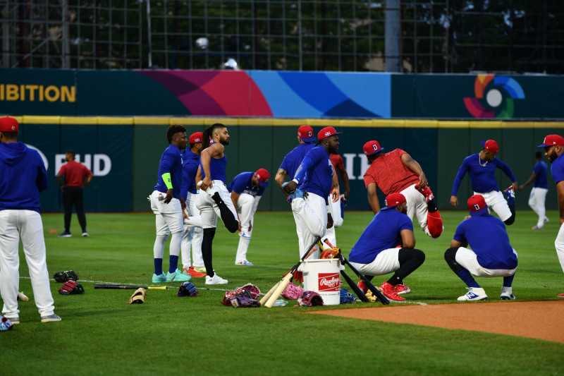 Jugadores dominicanos concentrados en el Estadio Quisqueya, donde realizaron su primera práctica en el país entre la tarde y la noche del lunes 2 de marzo de 2026