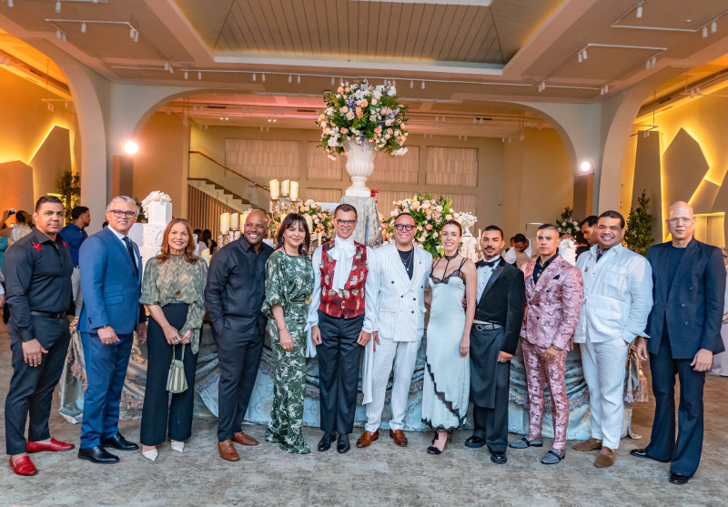 Sócrates McKinney junto a parte de diseñadores que participarán en esta versión de RDBW26