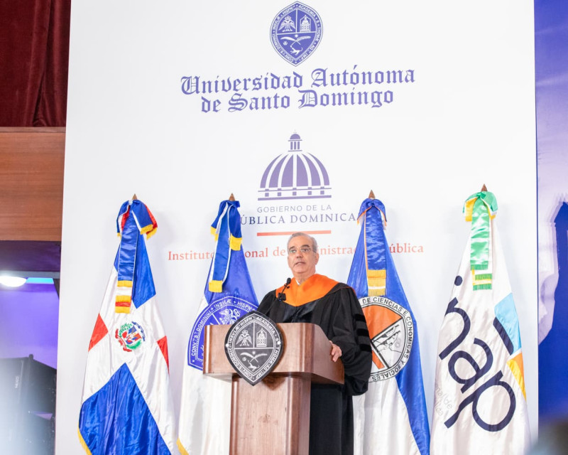 El presidente Luis Abinader encabezó este martes la investidura de 199 servidores públicos de la primera promoción de la maestría en Gestión Pública y Gobernanza.