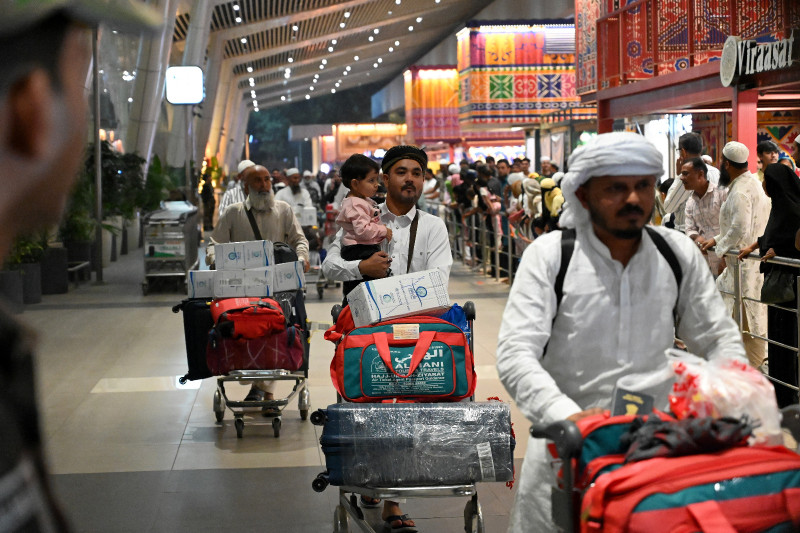 Pasajeros musulmanes indios llegan al aeropuerto de Ahmedabad a finales del 3 de marzo de 2026, tras quedar varados en Yeda (Arabia Saudita) durante su visita para una oración especial durante el Ramadán