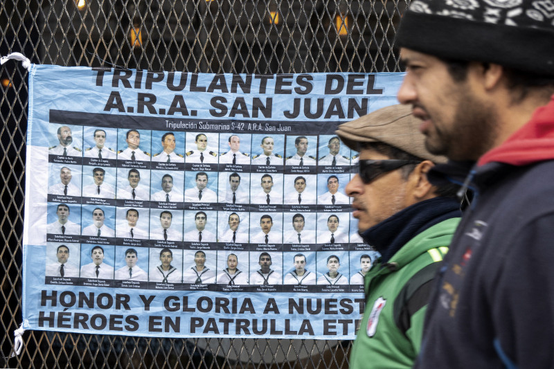 Una bandera con los retratos de los 44 miembros de la Armada Argentina que fallecieron durante el hundimiento del submarino ARA San Juan el 15 de noviembre de 2017 ondea a la entrada de un tribunal en Río Gallegos, Santa Cruz.