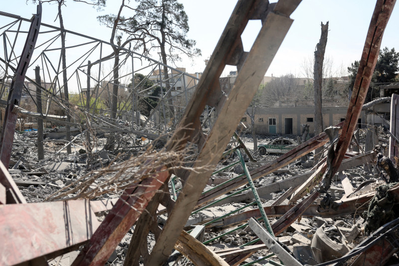 Una fotografía muestra las secuelas de un ataque contra una comisaría de policía en el centro de Teherán, el 4 de marzo de 2026