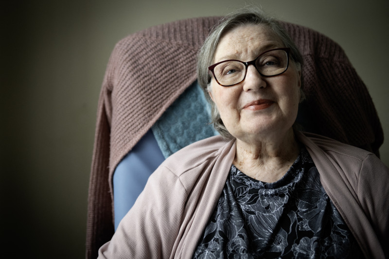 Rachel Fournier, que solicitó asistencia médica para morir debido a un tumor cerebral, posa para una foto en su habitación de un centro de cuidados paliativos en Boucherville, Quebec, Canadá, el 20 de febrero de 2026