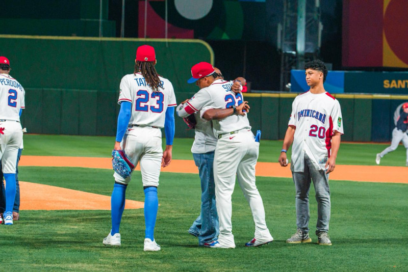 Afectados y jugadores se abrazan luego del lanzamiento de honor