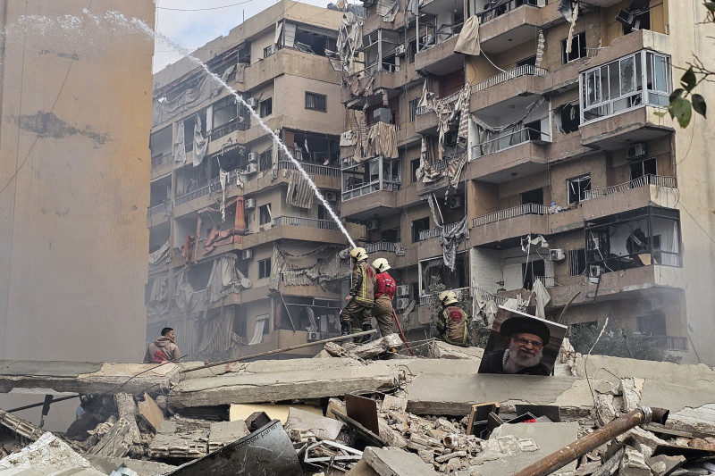 Israel lanzó nuevos ataques contra Irán y Líbano, donde los medios estatales informaron que un edificio residencial fue atacado el 4 de marzo, mientras la Guardia de Irán afirmaba haber sellado una de las rutas marítimas energéticas más vitales del mundo.