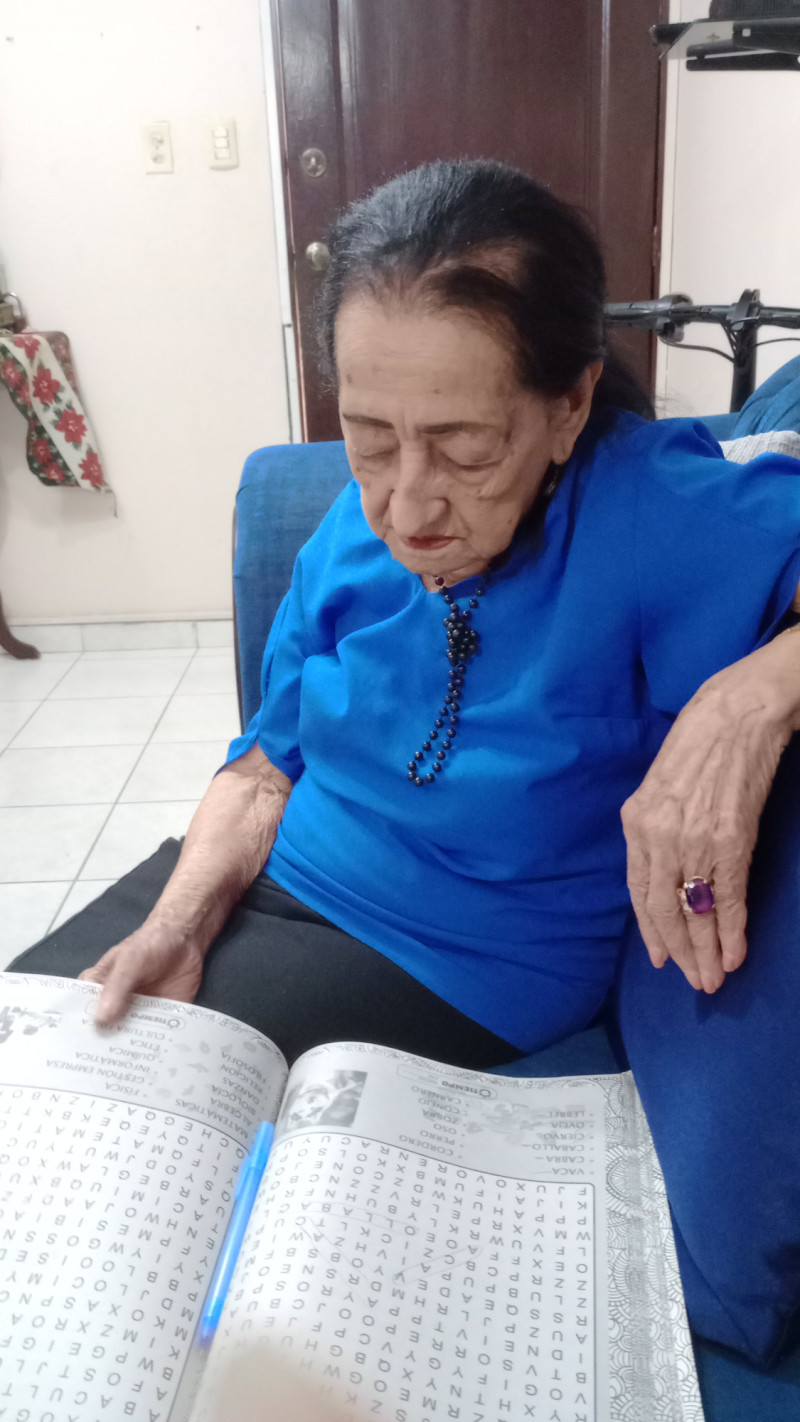 Doña María se entretiene llenado pasatiempos