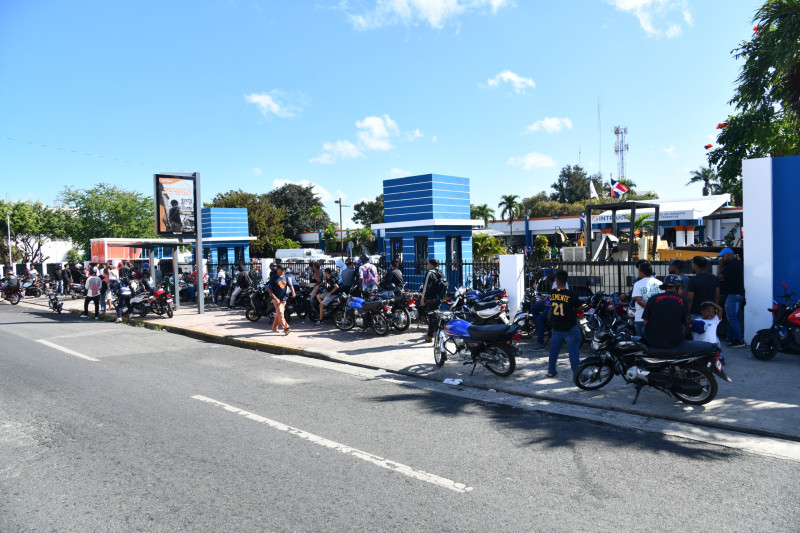 Algunos ciudadanos esperando en largas filas para renovar y sacar la nueva licencia