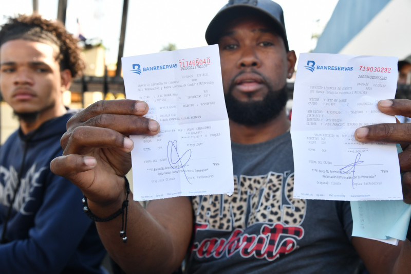 ciudadano mostrando la diferencia de precios cobrados