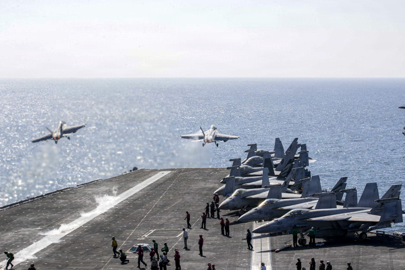 Dos Super Hornets F/A-18 despegando desde la cubierta de vuelo del portaaviones de clase Nimitz USS Abraham Lincoln (CVN 72) en apoyo de la Operación Epic Fury el 3 de marzo de 2026.