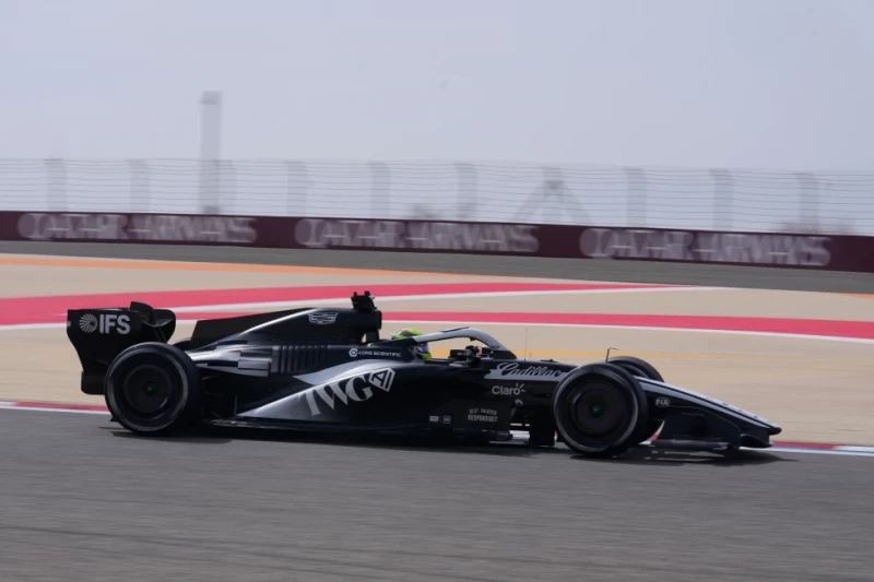 Sergio Pérez al volante de su Cadillac en la pretemporada de la Fórmula 1, el 12 de febrero de 2026, en Sakhir, Bahréin.