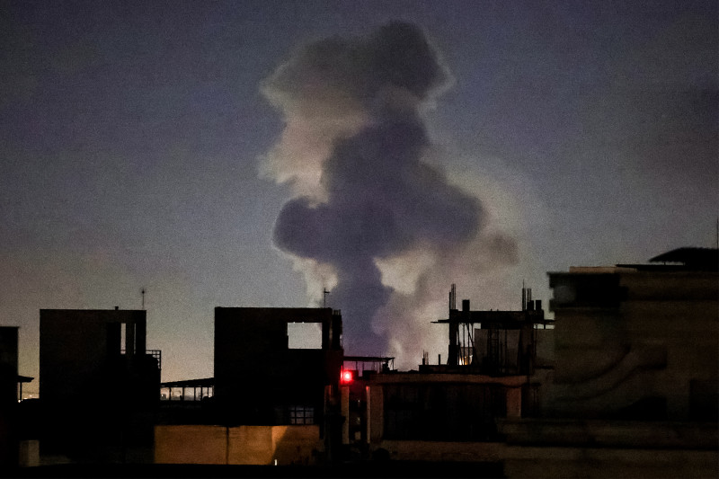 Una columna de humo se eleva después de un ataque a Teherán el 4 de marzo de 2026.