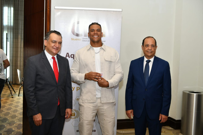 Juan Soto recibió la cédula de la mano del presidente de la JCE