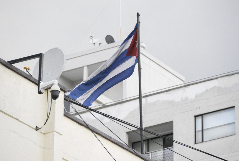 Esta vista muestra una bandera cubana en la embajada de Cuba en Quito el 4 de marzo de 2026.
