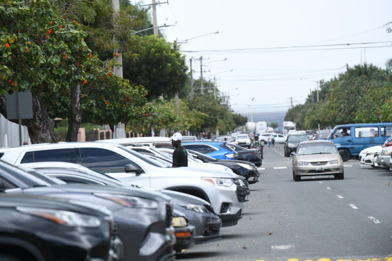 Los parqueadores reconocen que no son dueños de las vías públicas, pero destacan la importancia de su trabajo.