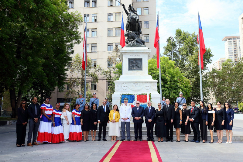 La ceremonia fue encabezada por el embajador de la República Dominicana en Chile, Juan Alberto Cohen, quien avanzó al frente de la ofrenda floral, acompañado por el coronel Carlos Caballero, agregado militar, y el ministro consejero Joel Jonathan Delgado,