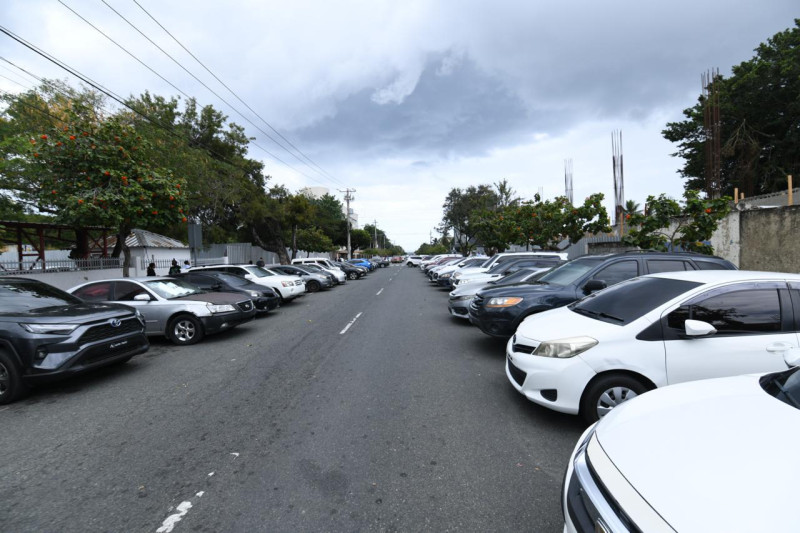 La falta de estacionamientos en algunos puntos obliga a parquearse en la calzada.