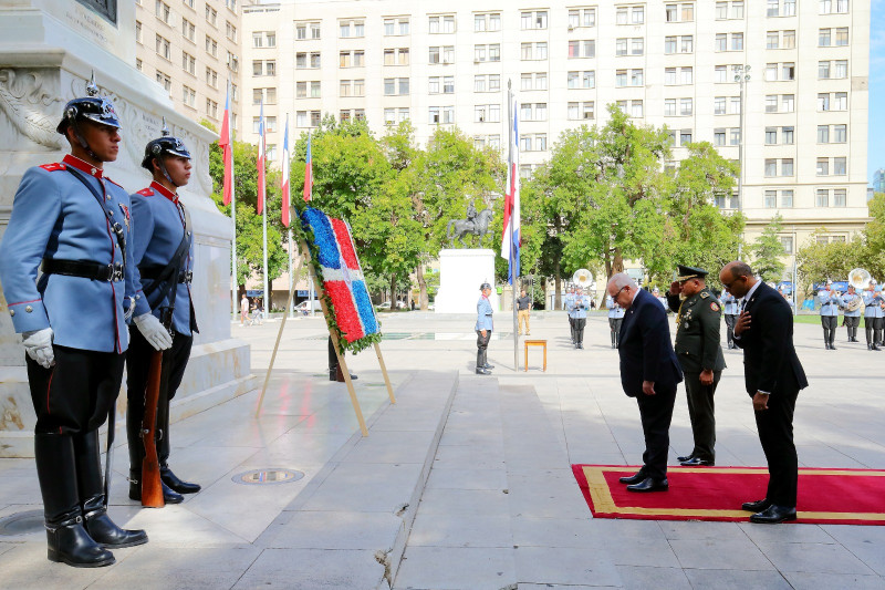 El acto contó con la presencia del cuerpo diplomático acreditado en Chile, funcionarios diplomáticos y administrativos de la Embajada, representantes de instituciones vinculadas a la comunidad dominicana