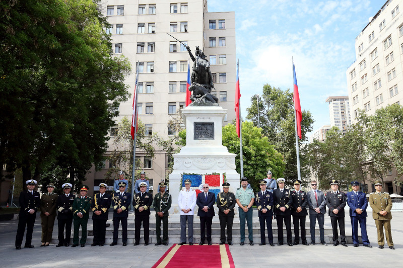 La ofrenda floral fue presentada en honor a los padres de la Patria dominicana: Juan Pablo Duarte, Francisco del Rosario Sánchez y Matías Ramón Mella.