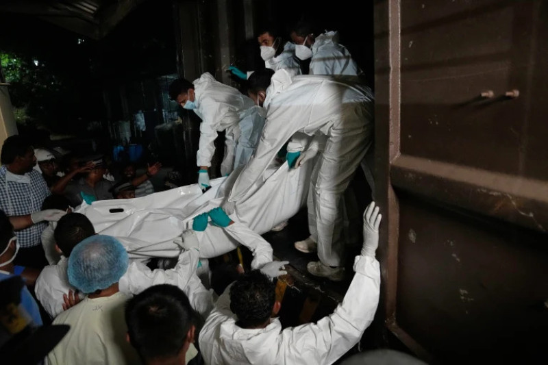 Trabajadores sanitarios descargan los cuerpos de marineros iraníes muertos cuando su buque de guerra, el IRIS Dena, fue hundido por un torpedo estadounidense en las aguas de Sri Lanka, en Galle