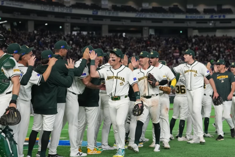 Los peloteros de Australia celebran su victoria sobre Taiwán, en la inauguración del Clásico Mundial de béisbol en Tokio, el 5 de marzo de 2026.