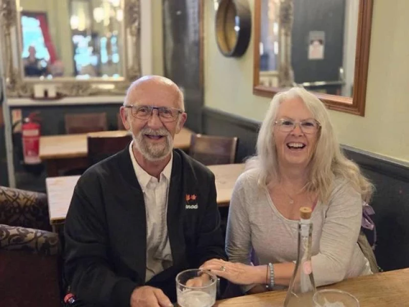 Colleen y John Fullerton de Lockport, Manitoba aparecen en esta fotografía proporcionada por su hija Amanda Fullerton.