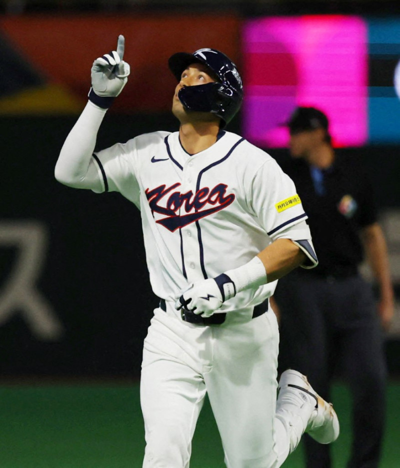 Shay Whitcomb, de Corea del Sur, recorre las bases tras pegar un jonrón en el partido frente a República Checa en el Clásico Mundial de Béisbol, el 5 de marzo de 2026.