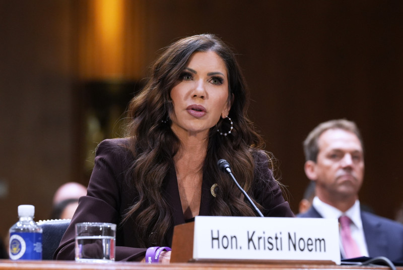 ARCHIVO - La secretaria de Seguridad Nacional, Kristi Noem, comparece ante una audiencia de supervisión ante el Comité Judicial del Senado, en el Capitolio de Washington, el 3 de marzo de 2026.