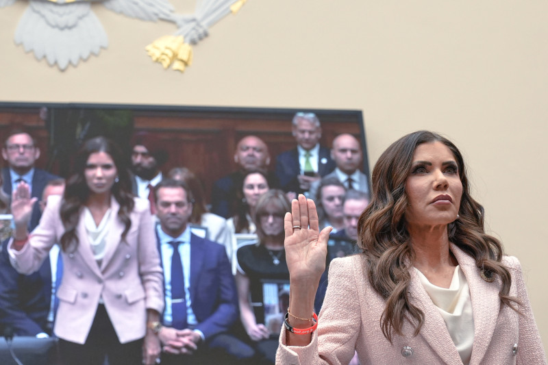 La secretaria de Seguridad Nacional, Kristi Noem, prestó juramento durante una audiencia de supervisión del Departamento de Seguridad Nacional ante el Comité Judicial de la Cámara de Representantes en el Capitolio, el miércoles 4 de marzo de 2026, en Washington.
