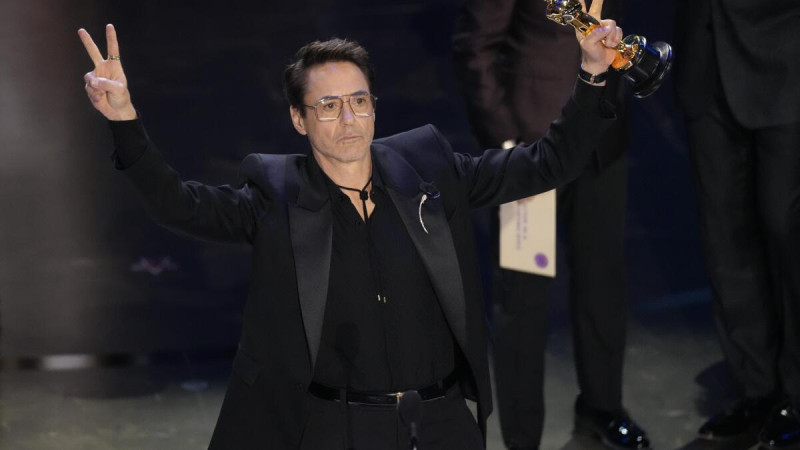 Robert Downey Jr. recibe su premio a mejor actor de reparto por su papel en "Oppenheimer" durante los Oscar, el domingo 10 de marzo de 2024, en el Teatro Dolby, en Los Ángeles.