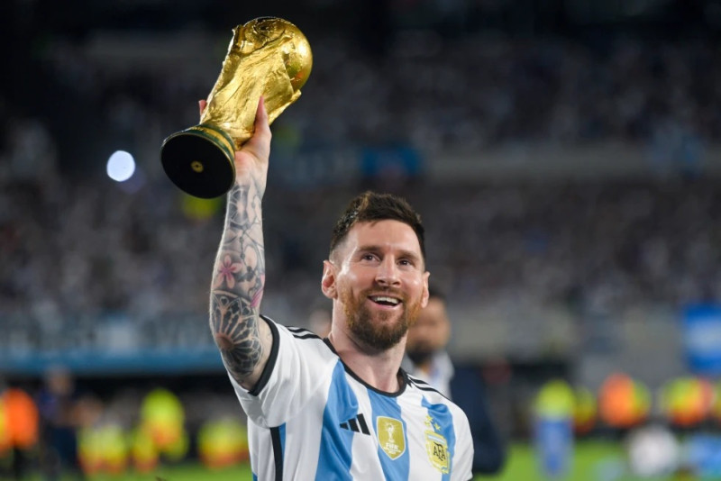 El astro argentino Lionel Messi alza una réplica de la Copa Mundial tras un partido amistoso contra Panamá, el 23 de marzo de 2023, en Buenos Aires.