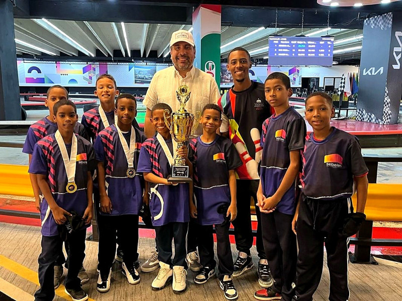 El director ejecutivo del Instituto Nacional de Educación Física, Alberto Rodríguez Mella, junto al equipo campeón del Torneo Intercolegial de Boliche 2025.