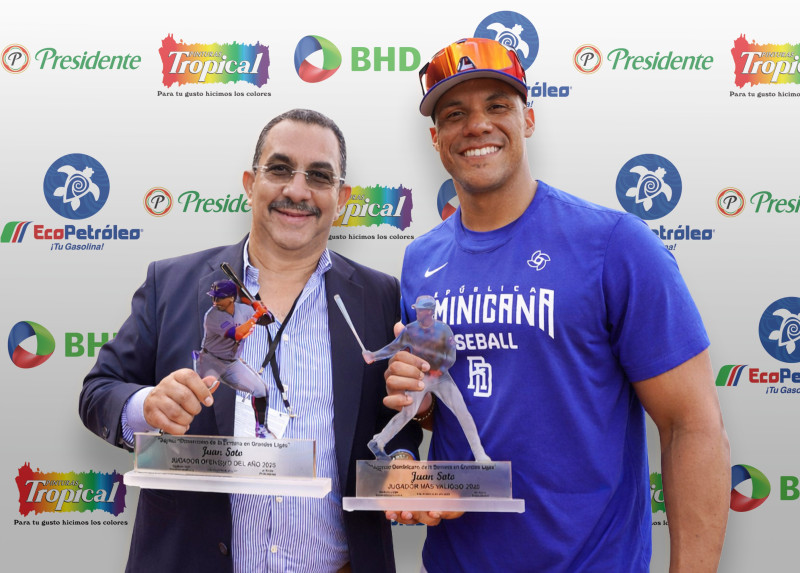 Juan José Rodríguez entrega trofeo a Juan Soto.