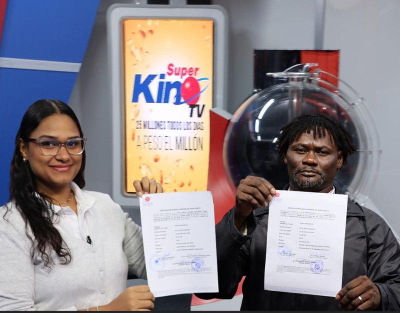 Ivettee Franyelin Concepción Tejada y Nelson Roland exhiben los certificados que los acreditan como ganadores de 25 millones de pesos cada uno.