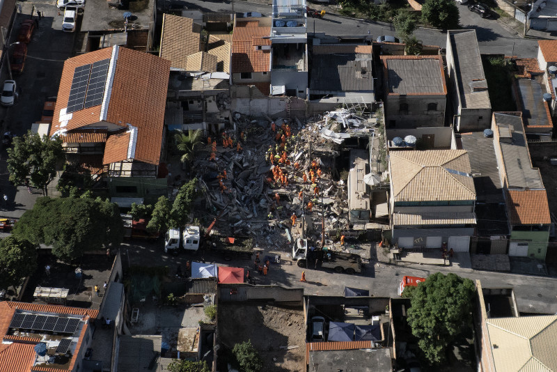 Vista aérea de los bomberos de Minas Gerais trabajando en el derrumbe del asilo de ancianos en Belo Horizonte, Brasil, el 5 de marzo de 2026.