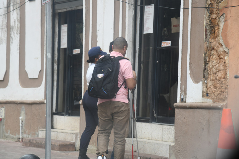 Las personas con discapacidad visual enfrentan múltiples obstáculos en las vías públicas.