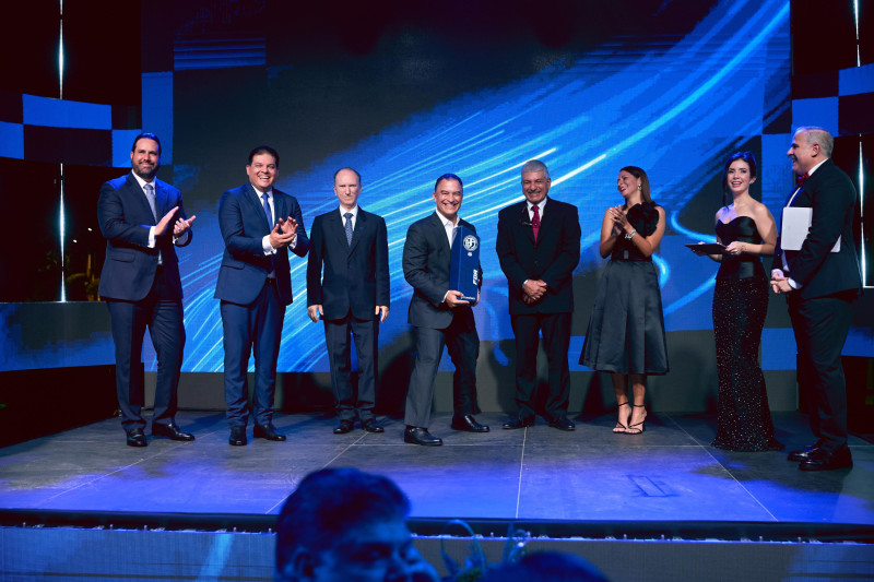 Alfredo Najri tras recibir el galardón de Piloto del Año. Figuran Adriano Abreu Sued, Daniel Coen, Andrea Oliver, Luis Burgos, Giovanny Fois. Karina Alarcón y Alfredo Nin.