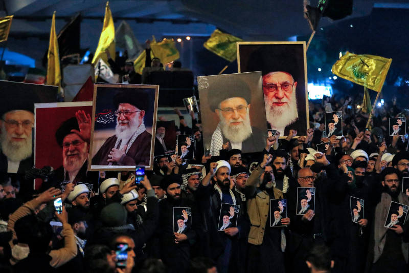 Clérigos chiítas iraquíes sostienen retratos del líder supremo iraní, el ayatolá Alí Jamenei, asesinado, y corean consignas durante una protesta contra los ataques de Israel y Estados Unidos contra Irán,